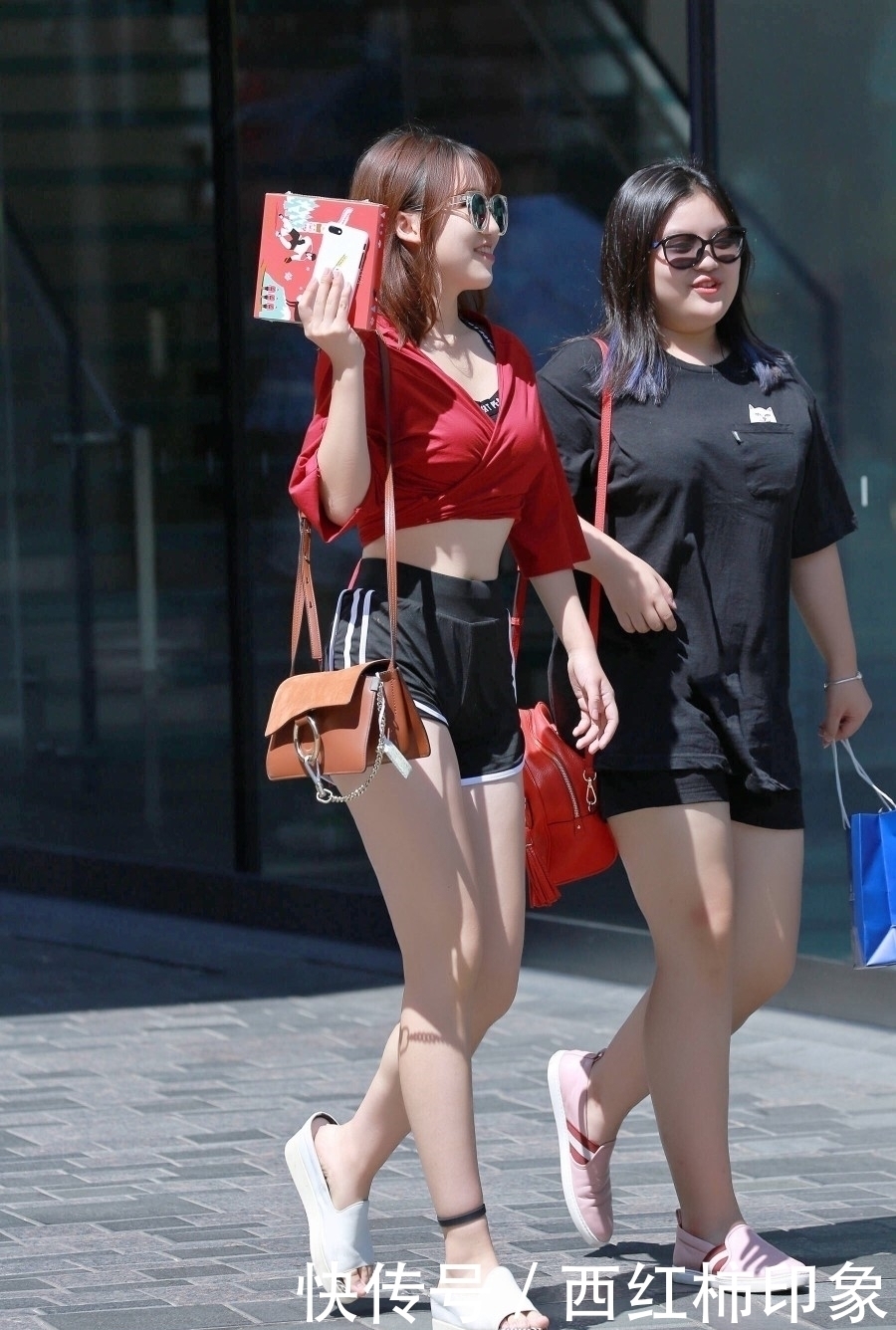 美女|路人街拍图三晨练的小姐姐，紧身裤穿搭，秀出完美好身材！