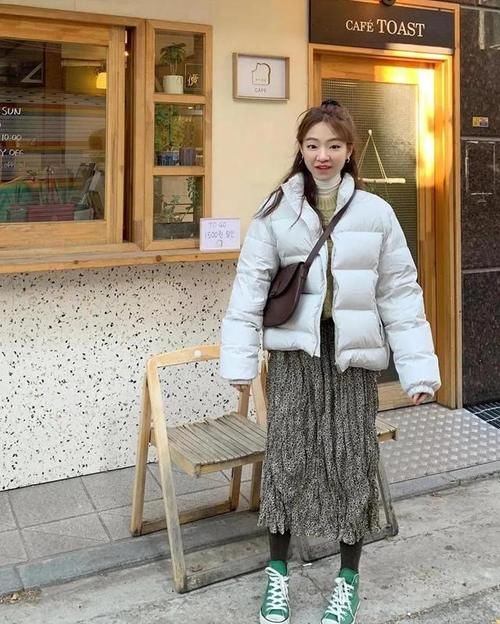 羽绒服烂大街还能穿出新花样！4个搭配奇招，美得与众不同！