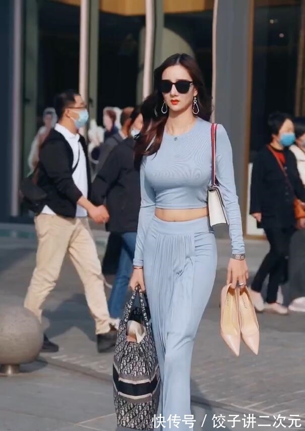 套装裙 蓝色套装裙散发浪漫气息,不穿高跟鞋,腿长快到人家腰了