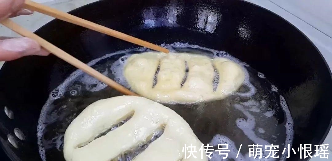 面粉别蒸馒头了,加2个鸡蛋,外皮焦脆不油腻,学会都能摆摊了