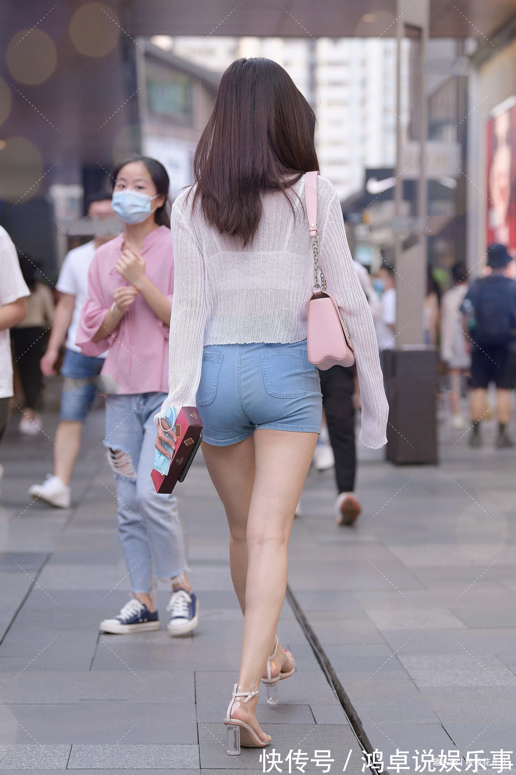 筱筱 薄款针织衫搭配修身牛仔短裤,清凉舒适,青春减龄