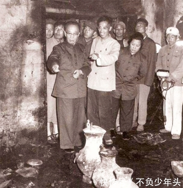 考古人员#上世纪五十年代,考古人员挖掘十三陵时,工地来了一位古怪的老者