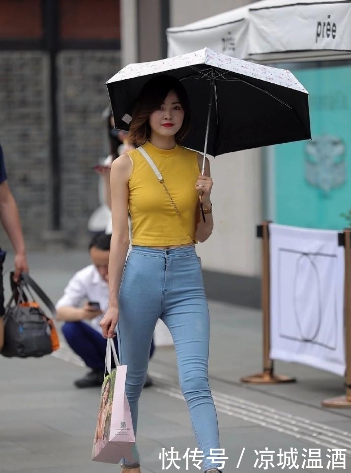 紧身牛仔裤:风姿绰约俏丽多姿的美女,尽显慵懒随性之美!