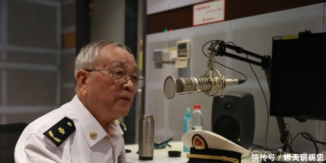 听了这首歌,两位老人精神一振他们唱着歌来了