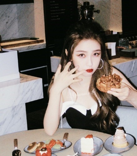 长裙|虞书欣一袭黑色高开叉长裙亮相YSL活动,性感而不失甜美