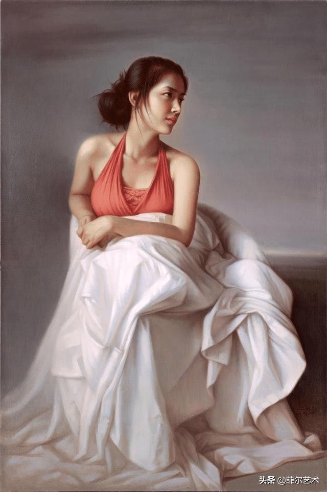 年轻画家人体油画中的美艳少妇,身披薄纱,难掩玲珑曲线