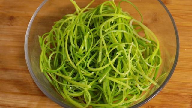 蒜苔最好吃的做法，酸脆可口，每次吃都不够，比肉还好吃