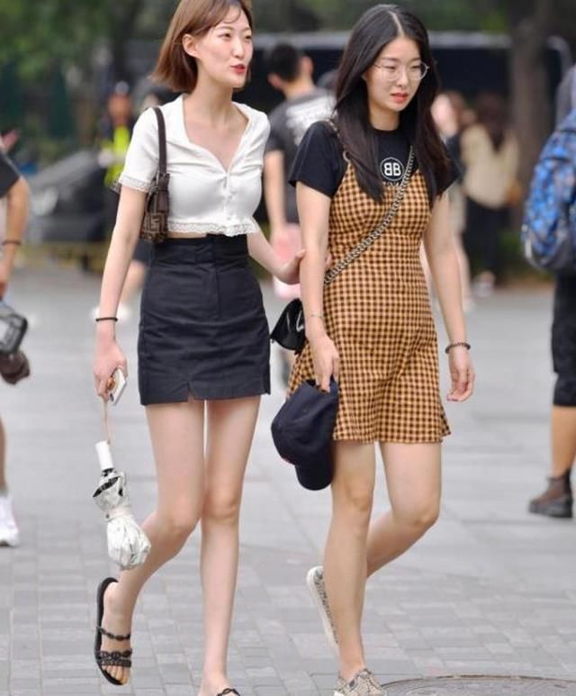 长袖|街拍：紧身粉色长袖针织衫，很是动人