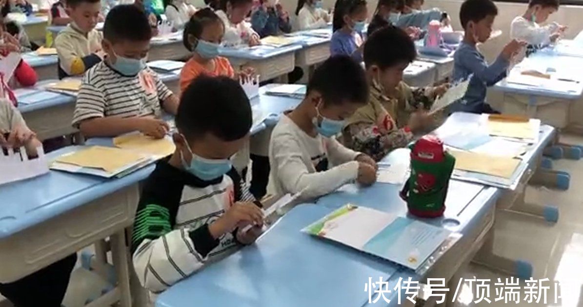 孩子们|仪式感满满！郑州一小学新生入学，自己动手制作录取通知书