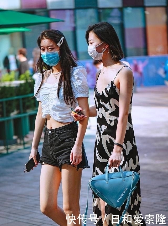小心|街拍:小心机女孩的穿搭技巧,她们的穿搭有着独特魅力和个性特征