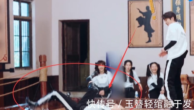 跑男|baby台上摔倒，跑男兄弟都在大笑，只有阚清子反应让人揪心！