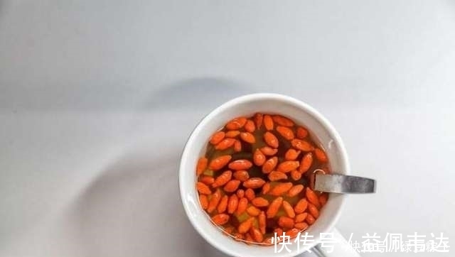 排毒养颜|泡枸杞多加这“1味”,明目护肝又排毒,给身体来个大扫除