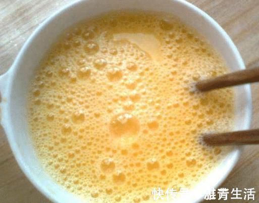 搅拌均匀|蒸鸡蛋别再加水上锅了!大厨教你一招,蒸出来爽口,比豆腐脑还嫩