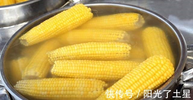 香甜|玉米大量上市,煮的时候多放这2样,玉米香甜软糯,比买的好吃!