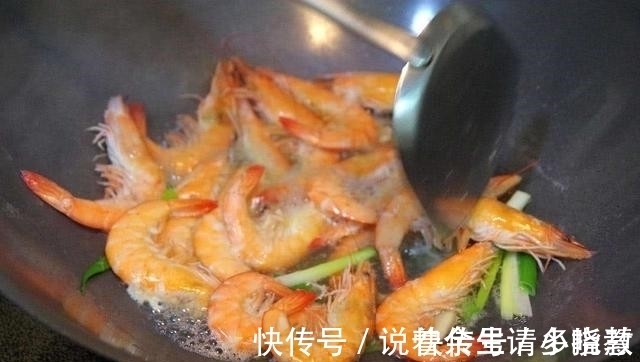 食材|煮虾时，可别再直接下锅了，加上这两样食材，虾肉格外鲜嫩！