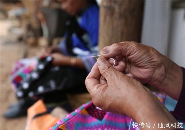 被子总在被罩里“乱跑”别用针缝,教你这个实用小方法,很服帖