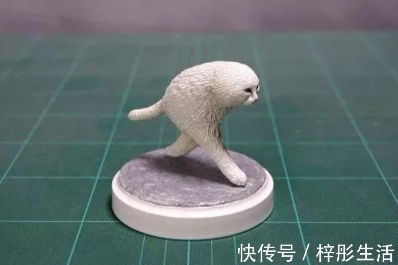 我是谁|他用手工雕塑高度还原魔性动物表情包,这画风也太搞笑了吧!