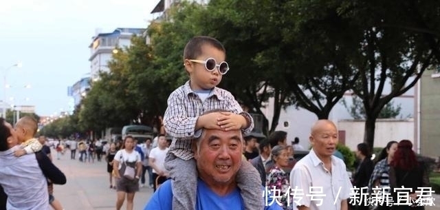 老妈|“隔代亲”有多可吓人?30年来我爹都没打过我,直到你来到人间