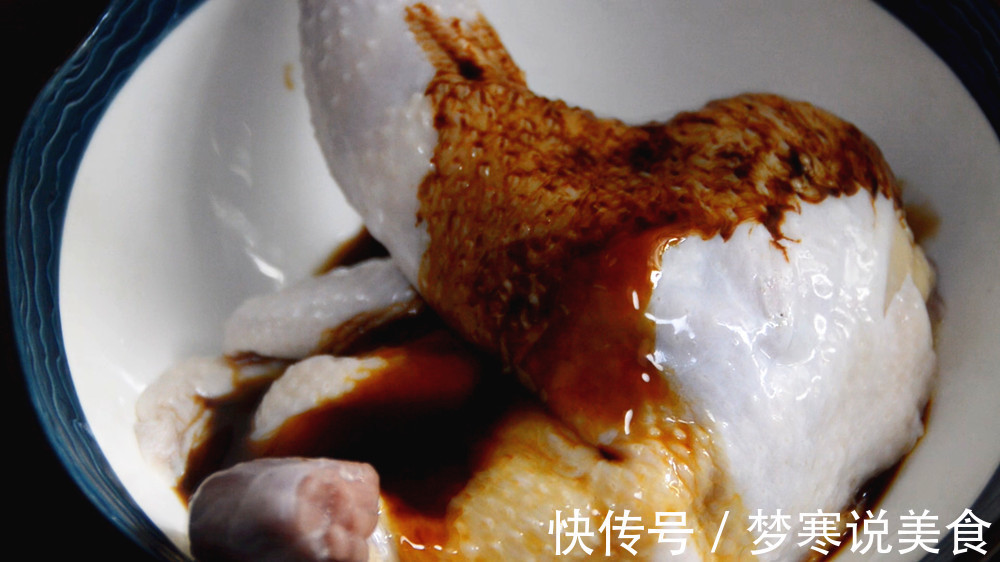 一只鸡直接扔入电饭煲里,不加油不加水,出锅比广东烧鸡好吃10倍