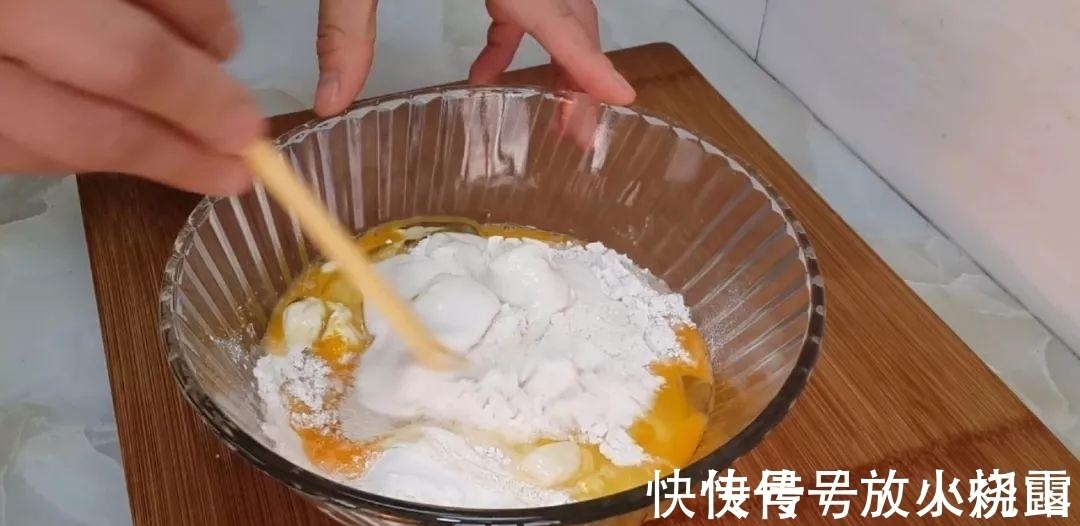 保鲜膜|面粉这样做才好吃, 不用烤箱, 不用黄油, 也能做出拉丝面包, 超香