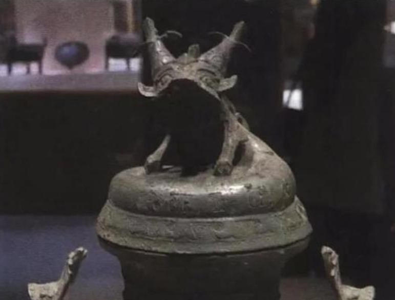 盖器&妇好墓发现“谜”样龙纽石器盖,为何有的专家说,它有可能是印模