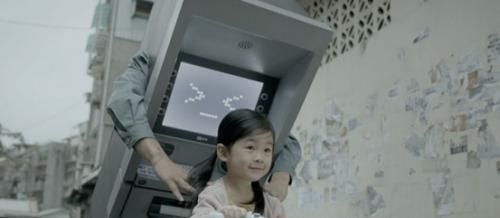 孩子们|老师让孩子们模仿爸爸回家,全班动作一致,同一个世界同一个爸爸