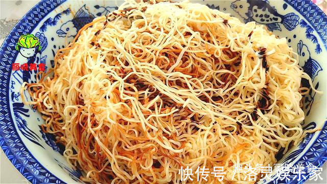 面条别再水煮了,换种新吃法,比凉拌的好吃百倍,我家一周吃5次