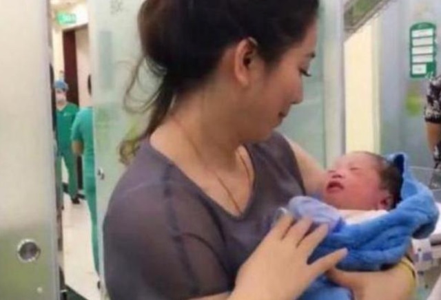 小宝宝|“最美外婆”产房外走红，风头盖过孙子，运动成就了她