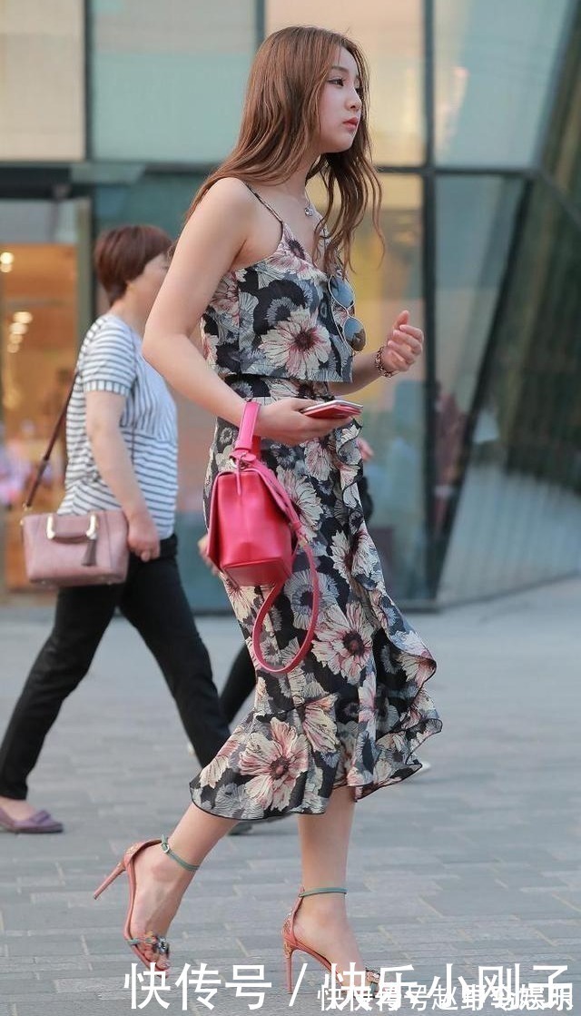 小姐姐 裙子上有花还不知足,还在鞋上贴,这是有多喜欢