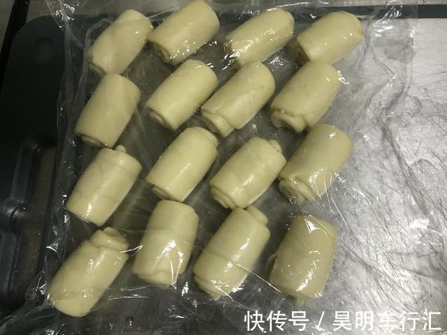 做酥点不用猪油也能酥掉渣，咬一口满嘴香，放三天不变样，吃不够