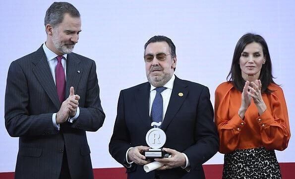 莱蒂齐亚王后|西班牙王后又穿Zara橘色灯笼袖上衣配豹纹裙真美,又要抢断货