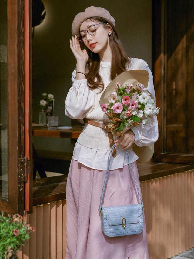 皮肤|皮肤暗黄的女生如何选衣服颜色?可以尝试这几款,让你显白还好看