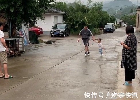 舅舅|“土豪舅舅”带娃提着肉走出六亲不认的步伐,有趣的灵魂万里挑一