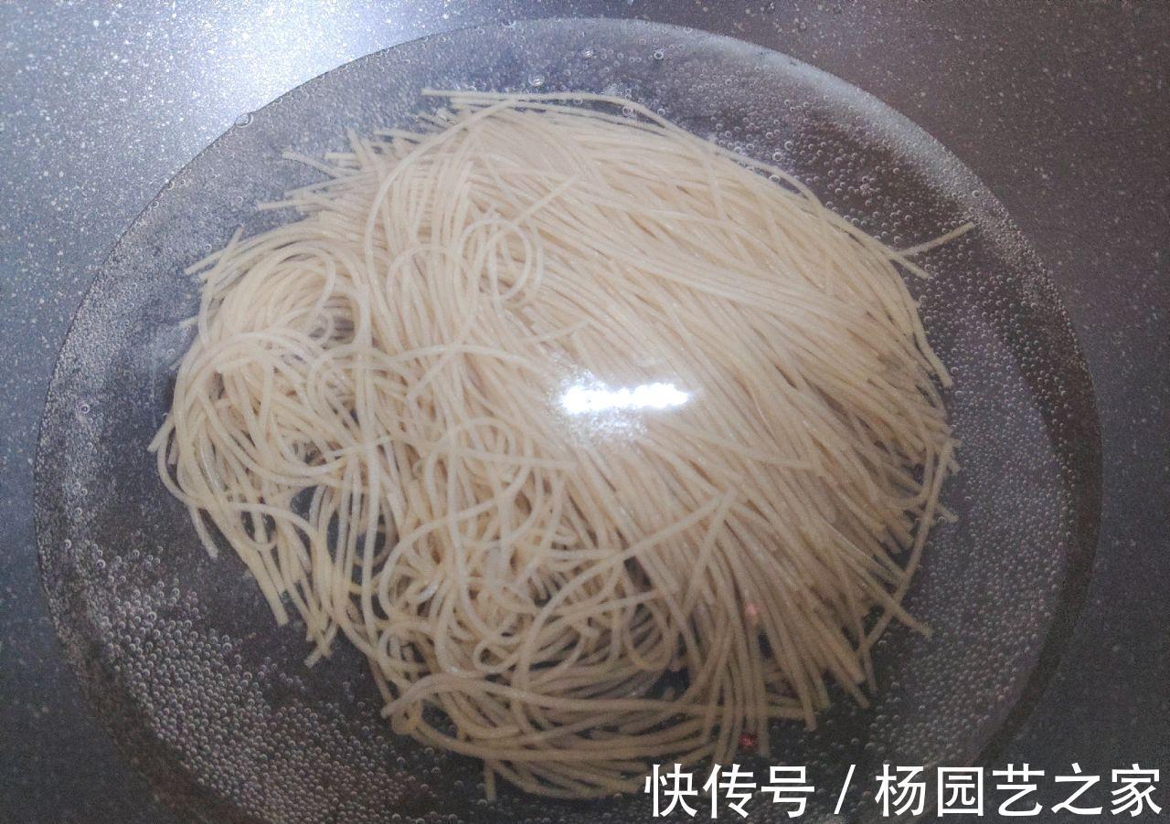 家常肉末粉条,做法简单,粉条爽滑,肉末鲜香,下饭又解馋