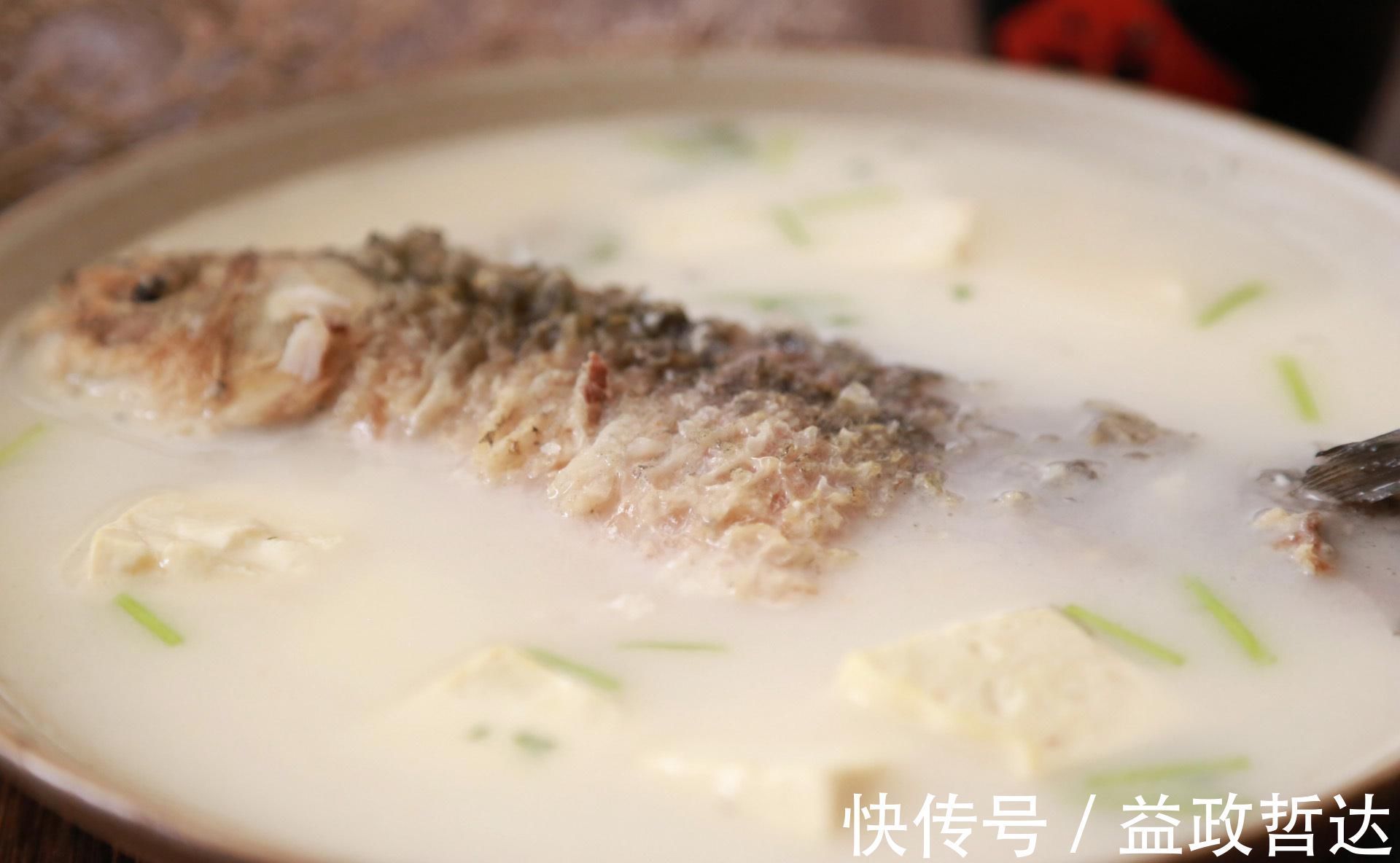 做鲫鱼汤时，用冷水还是用热水？掌握一招，汤汁奶白无腥味，好喝