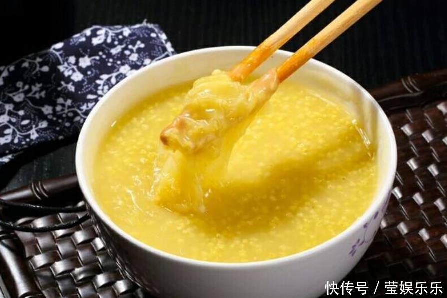 煮小米粥时，不能直接加水煮，资深煮妇教你这样做，米粥又香又稠