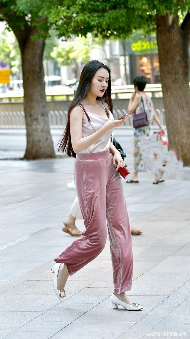 真丝|真丝上衣,搭配丝绒直筒裤+方头鞋,时尚优雅又显高级感