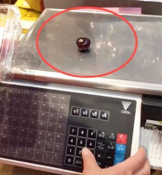 孩子|80块一斤的车厘子,宝妈给孩子买一颗,被店员嘲讽,回呛店员无语