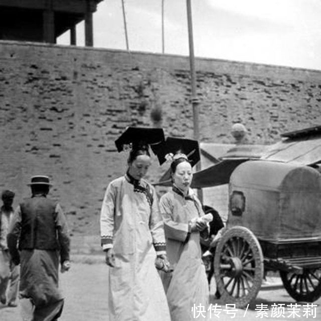 打扮|百年前的中国:破败的村庄,出门散步的清朝格格,盛装打扮的贵妇