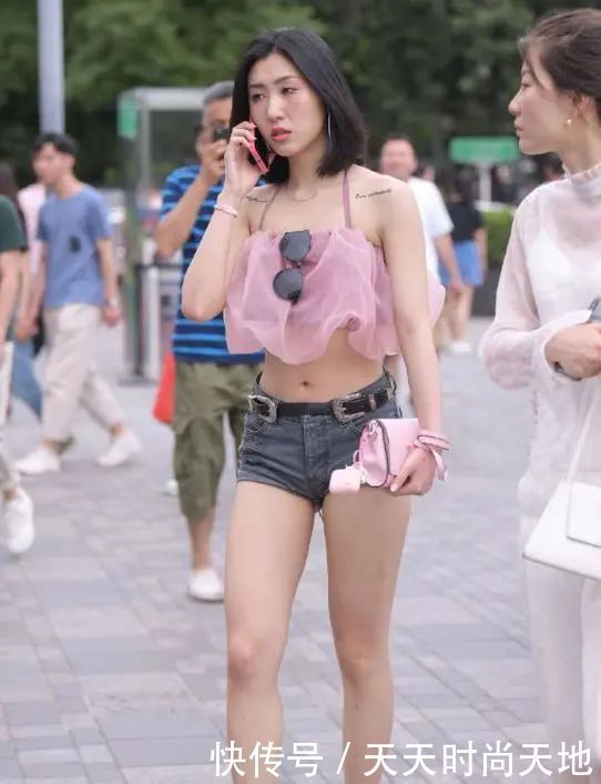 时尚|美女穿搭“仙气十足”，薄纱吊带彰显独特魅力，粉色系回头率超高