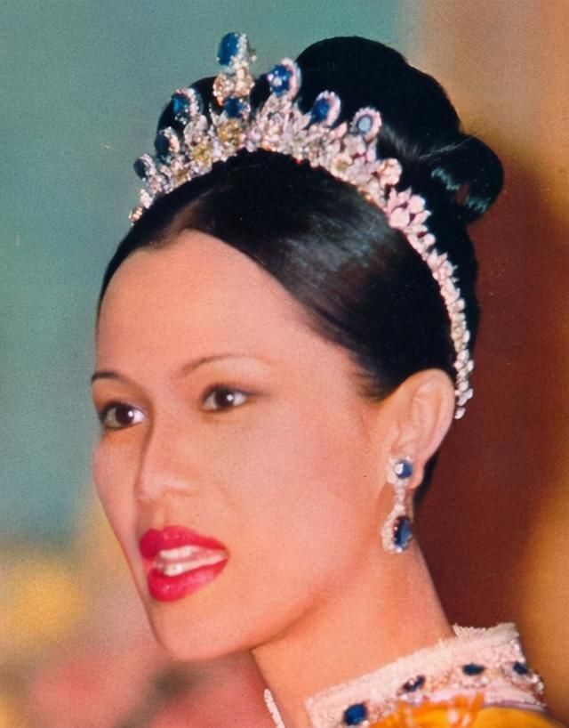 太后#诗妮娜嘚瑟了一身苹果绿亮相,戴太后的蓝宝石,有诗丽吉的风韵