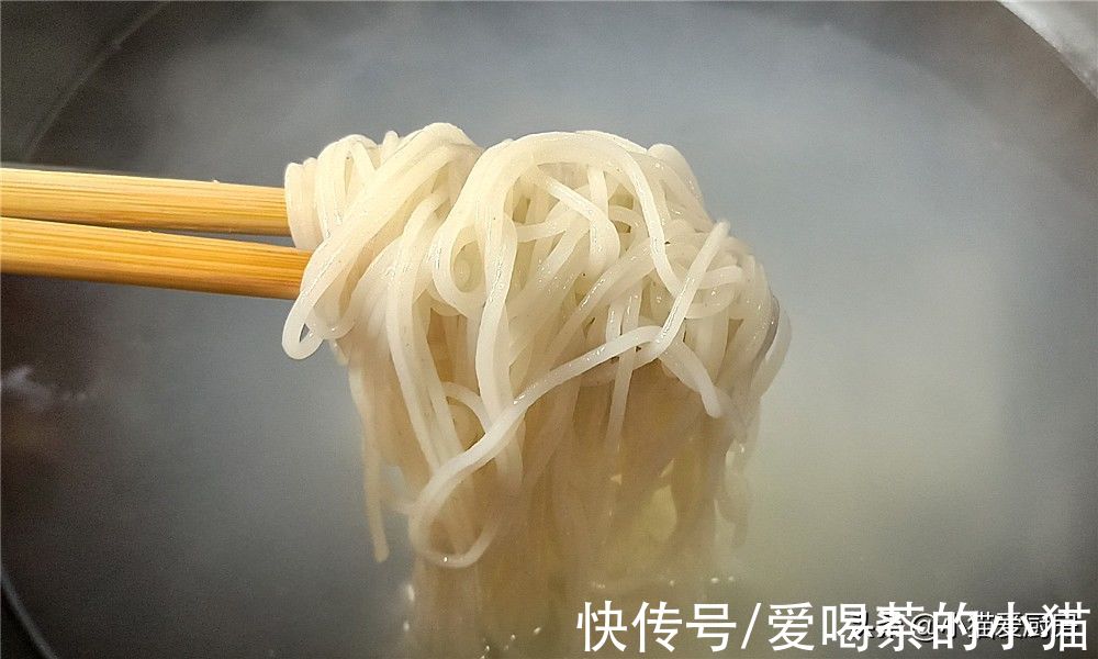 教你酸汤米粉做法，10分钟就能搞定，酸辣好吃早上来上一碗太爽了