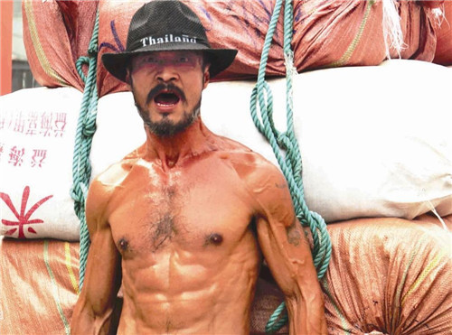 板车哥严家满为供2个女儿读书,每天背5