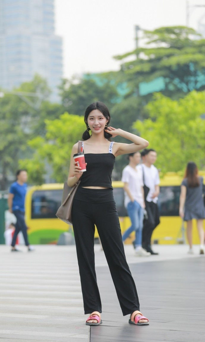 街拍:娇小玲珑的美女,搭配白色热裤,身材精致又有气质