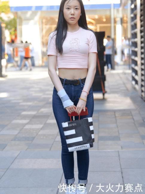 小姐姐粉色上衣搭配蓝牛仔,简单大方,尽显少女气息