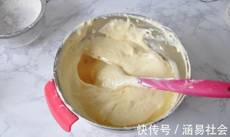 蜂蜜蛋糕|四个鸡蛋一碗面粉，做出妈妈爱吃的蜂蜜蛋糕，的确是小时候的味道