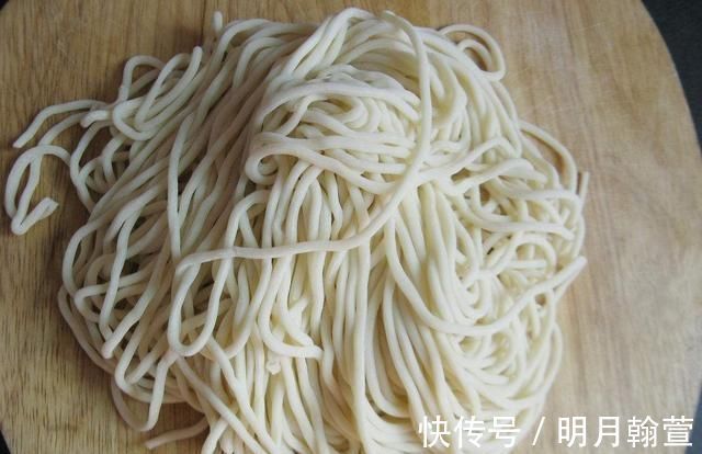 筋道|煮面条时,不要直接加水煮,牢记三个窍门,面条更筋道可口