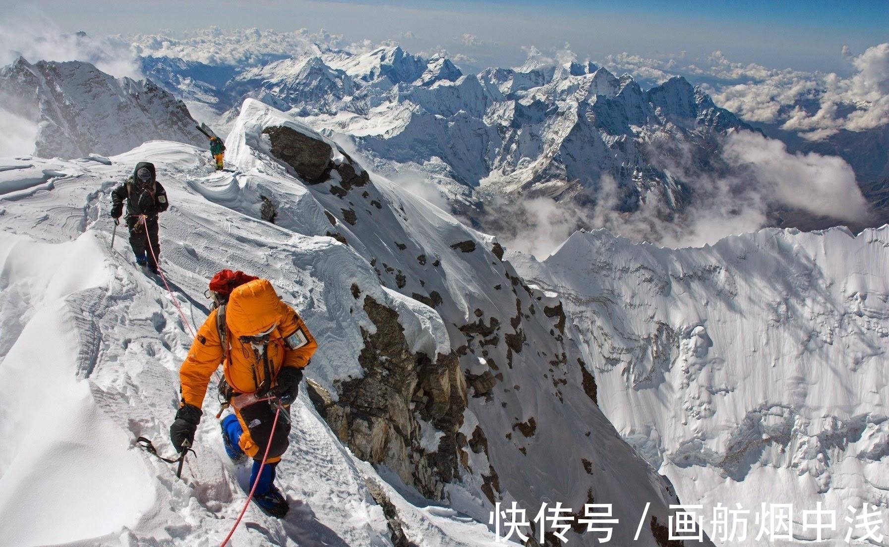 珠穆朗玛峰|为何攀登珠穆朗玛峰时，看到人摔倒却不能搀扶？原因残酷又现实