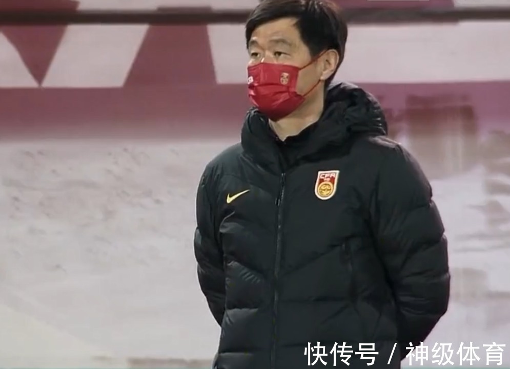 中国男足|李霄鹏该出手了!国足阵容洗牌,80后说再见,新版中轴线浮现
