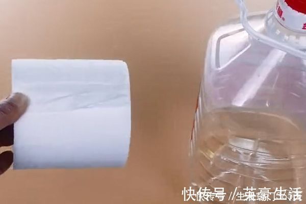淘米|油腻腻的空油桶不用洗,只需要加点它晃一晃,油渍轻松洗干净!